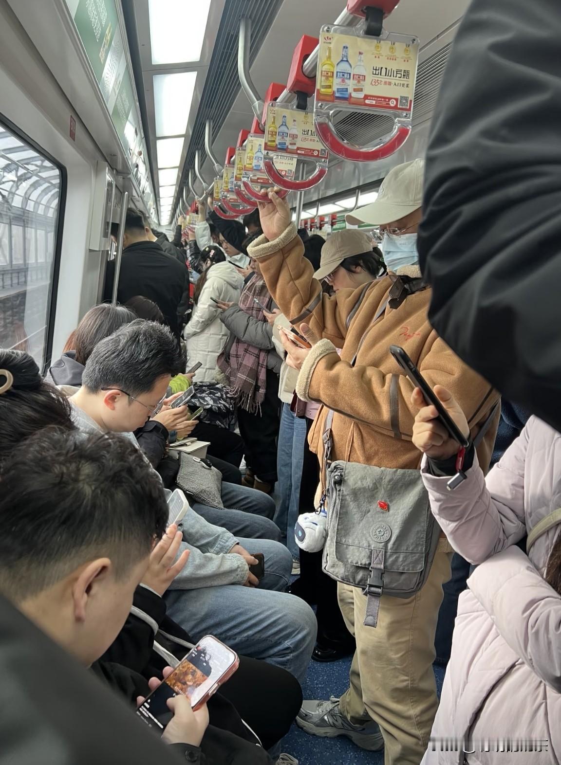 低头族！这算不算当今公交车上的现状？