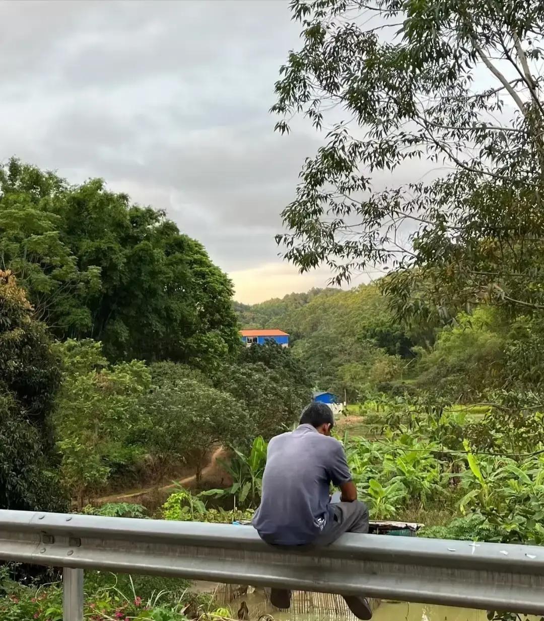 工资太低，妻子直接摊牌要离婚。

我有个远房堂哥，名叫周建国，在东莞一家电子厂干
