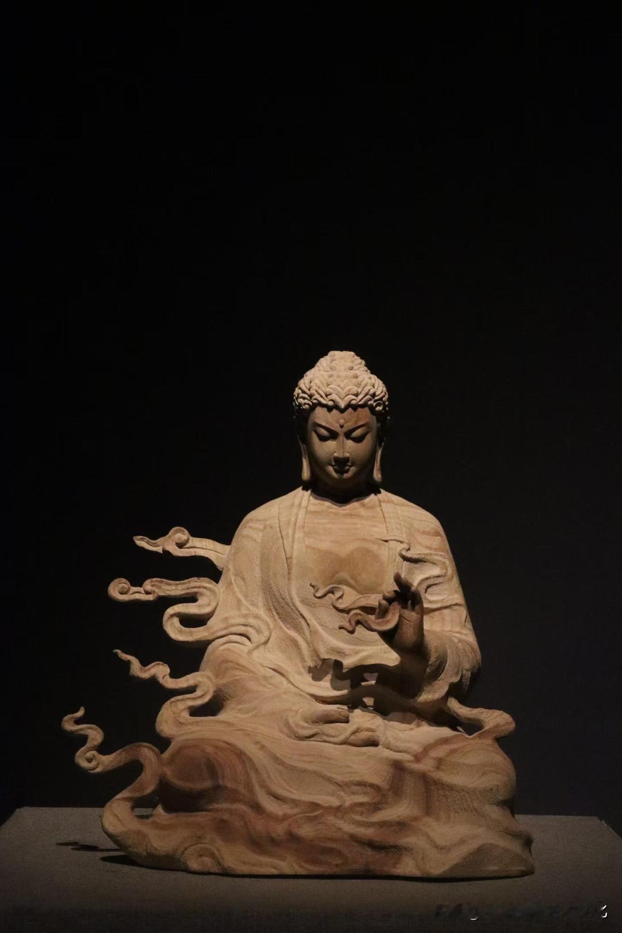 云绕佛相，木见清韵。

香樟木手工雕“云佛”，祥云层层舒展，环绕端庄佛相，动静之