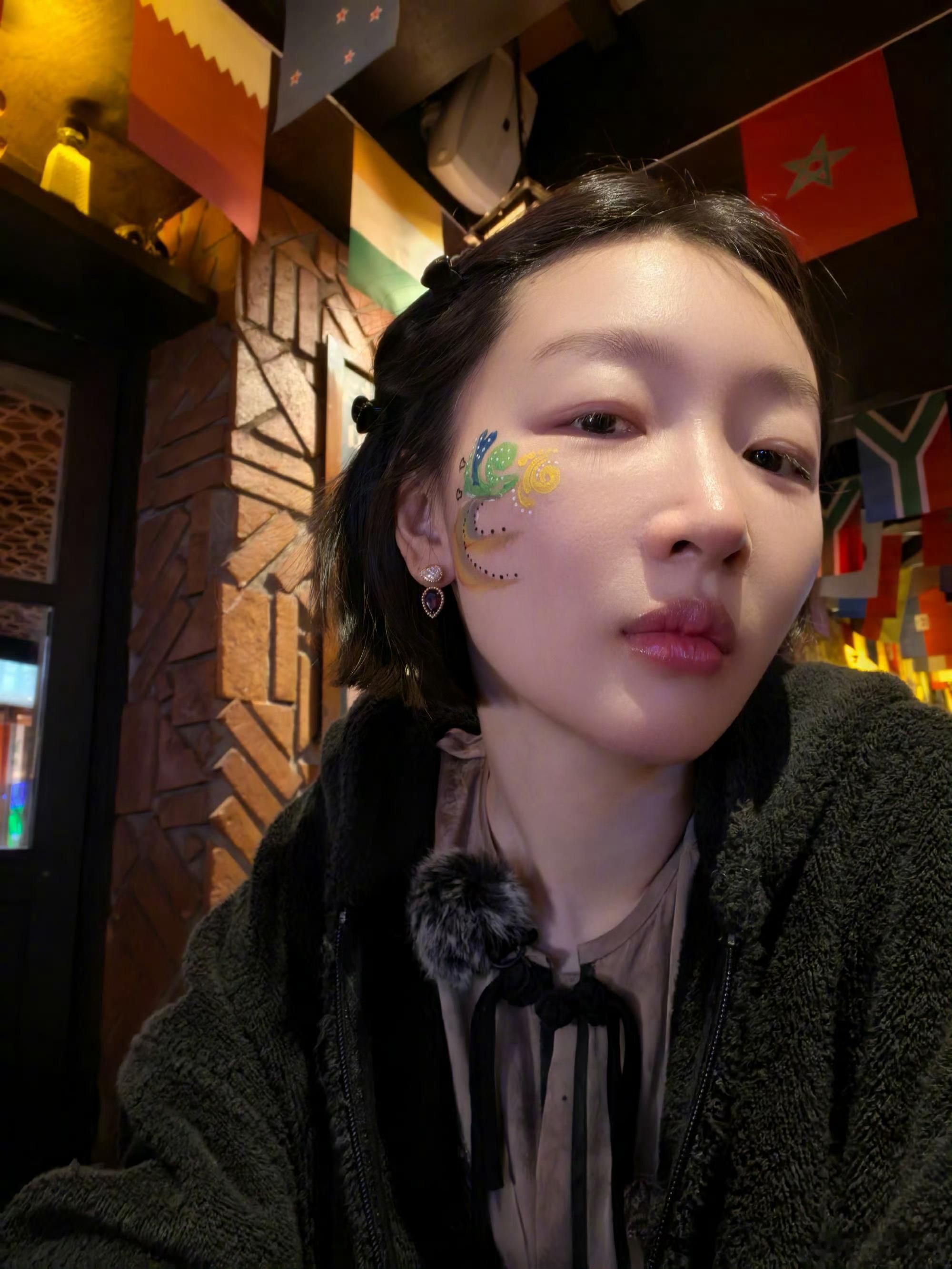 邓为王星越把周冬雨夸美了周冬雨在厨房做早饭，邓为、王星越在旁边不停捧场，一句句夸