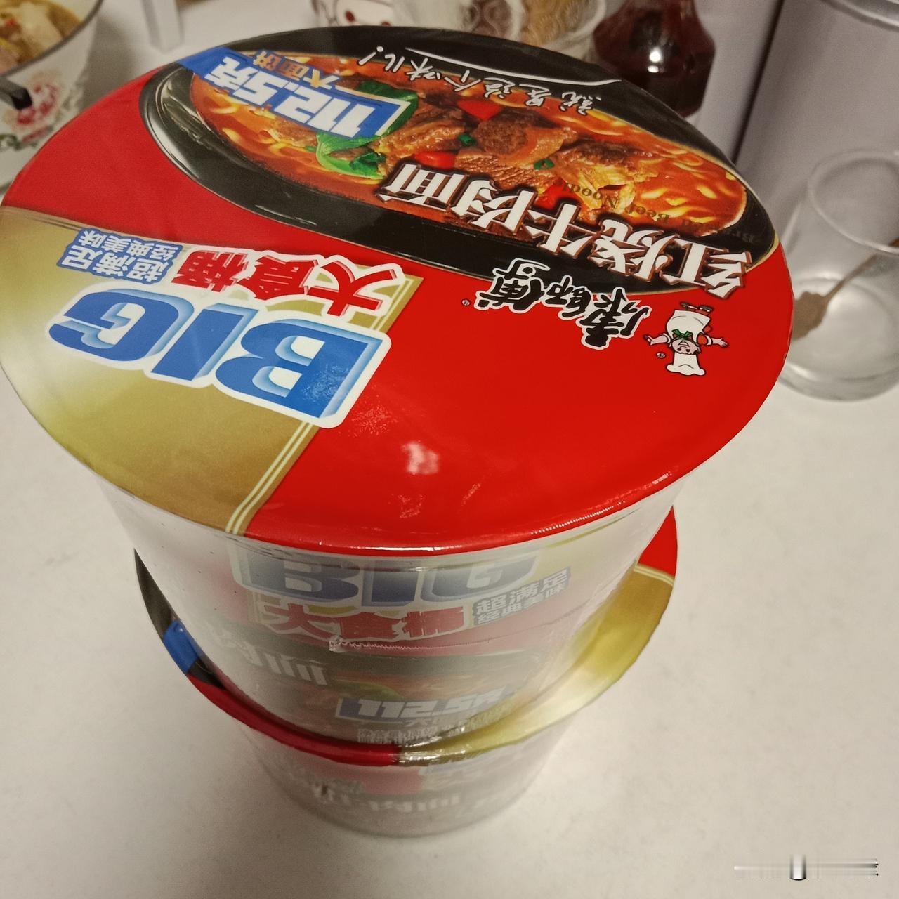 半夜出发的动车票已经妥妥买好啦，我就像个即将踏上奇妙冒险的小探险家，来到超市溜达