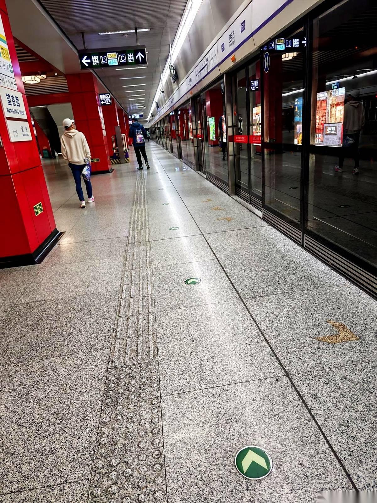 枪还没响，顺义后沙峪的起跑线已经炸了。几千号人挤在一起，音乐震天响，旁边的哥们儿