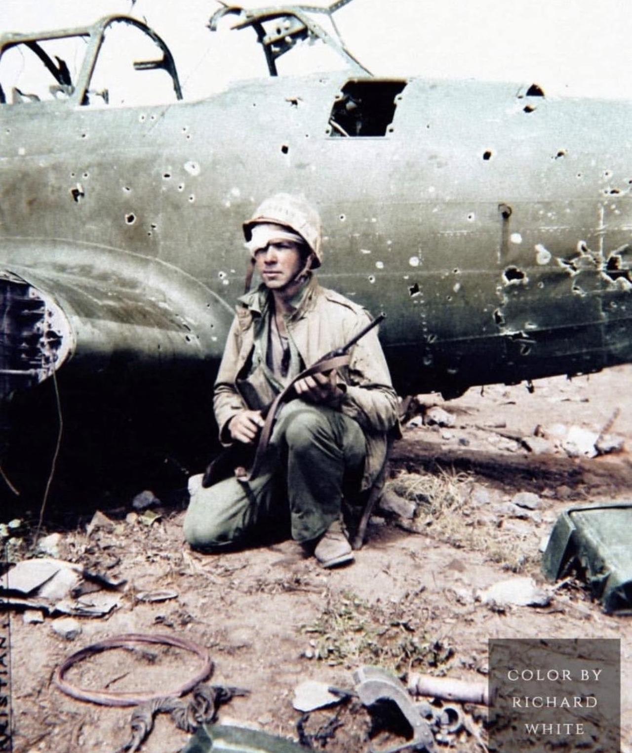 1945年硫磺岛机场，右眼缠满绷带的美军士兵为啥死活不肯撤下前线？这是海军陆战队