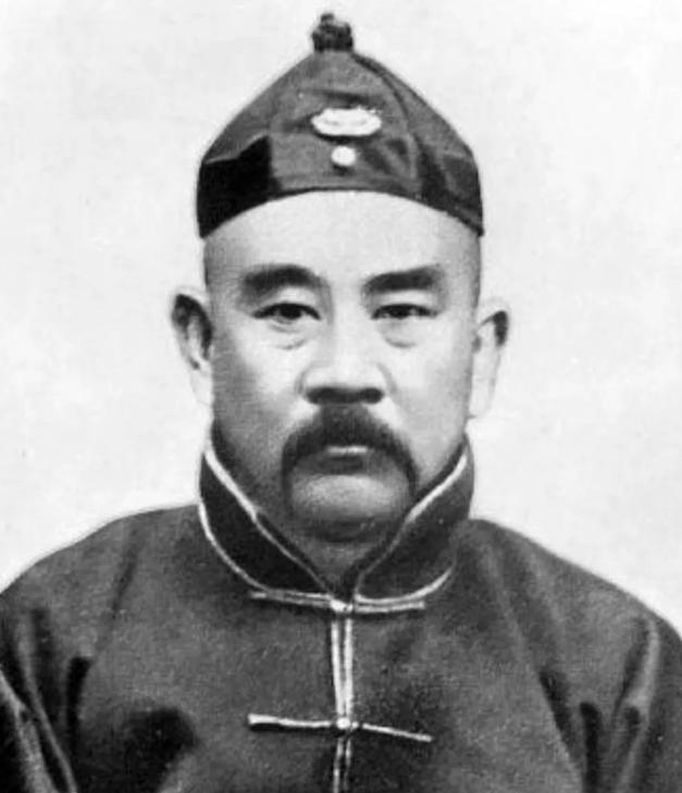 1881年，27岁张勋如愿娶了14岁曹琴。

没人想到这场由外婆做主的婚事，会在