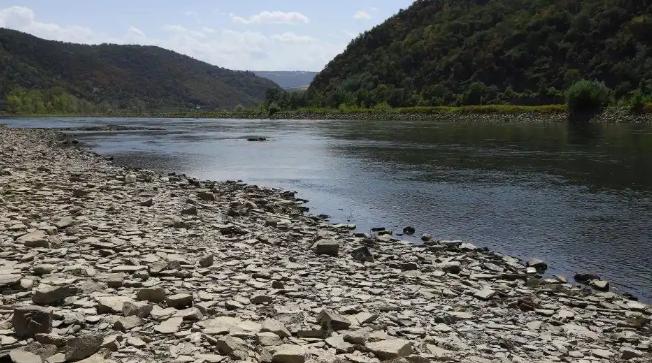 莱茵河德国考布段水位狂跌至15厘米，跌破40厘米经济通航生死线；几乎同一周，巴拿