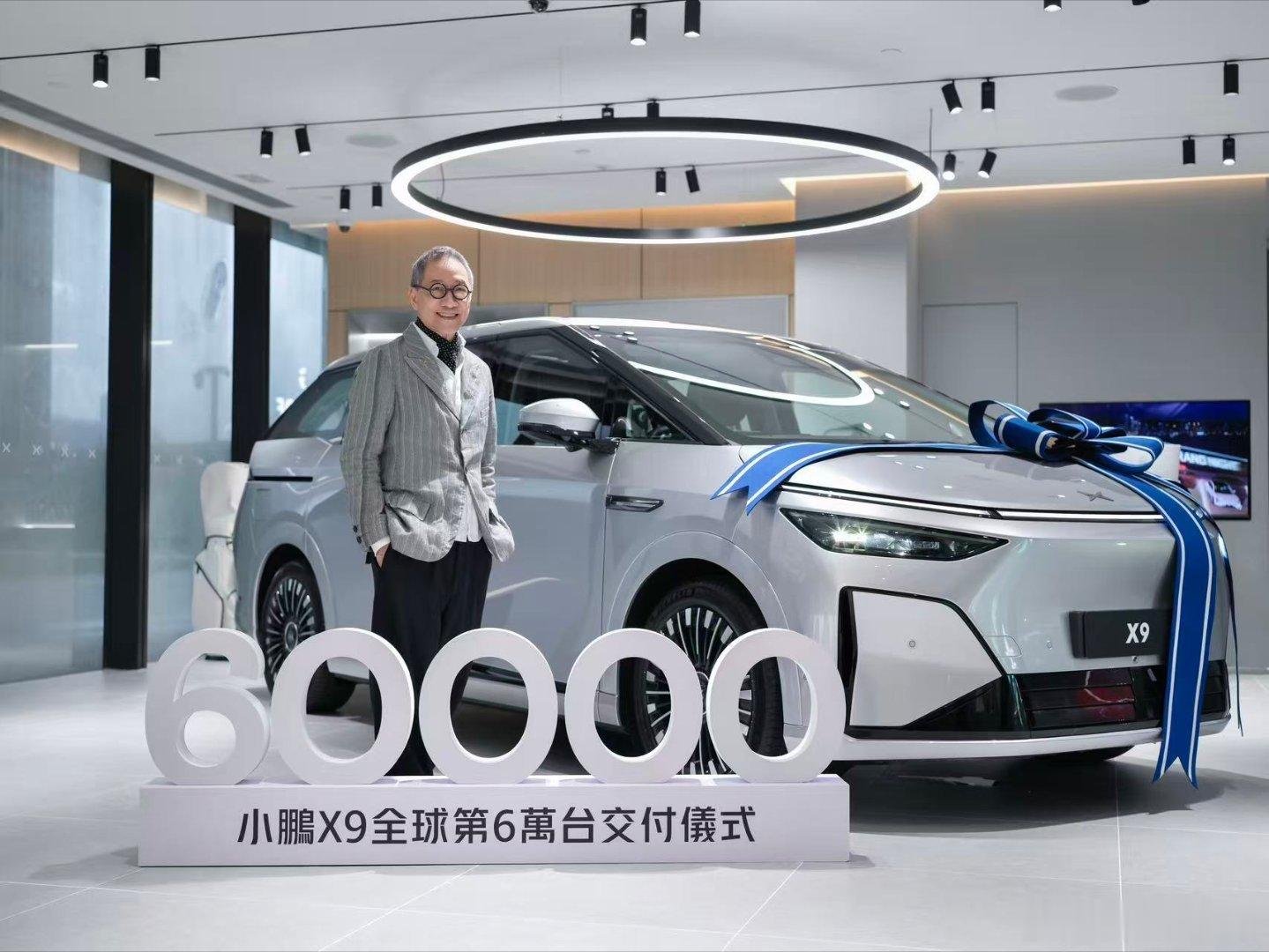何小鹏为全球第60000台小鹏X9车主交付华人设计教父陈幼坚称小鹏X9是梦想座驾