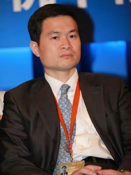 看方某人，照片上总是一副恨恨的样子，不知恨什么又所为何恨？
方某被带走算不算利好