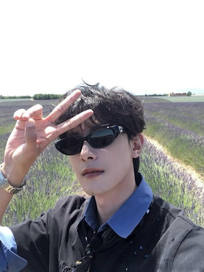 邓凯太适合怼脸了邓凯经得起放大的美貌邓凯怼脸镜头真的好绝✨近距离特写完全扛得住考