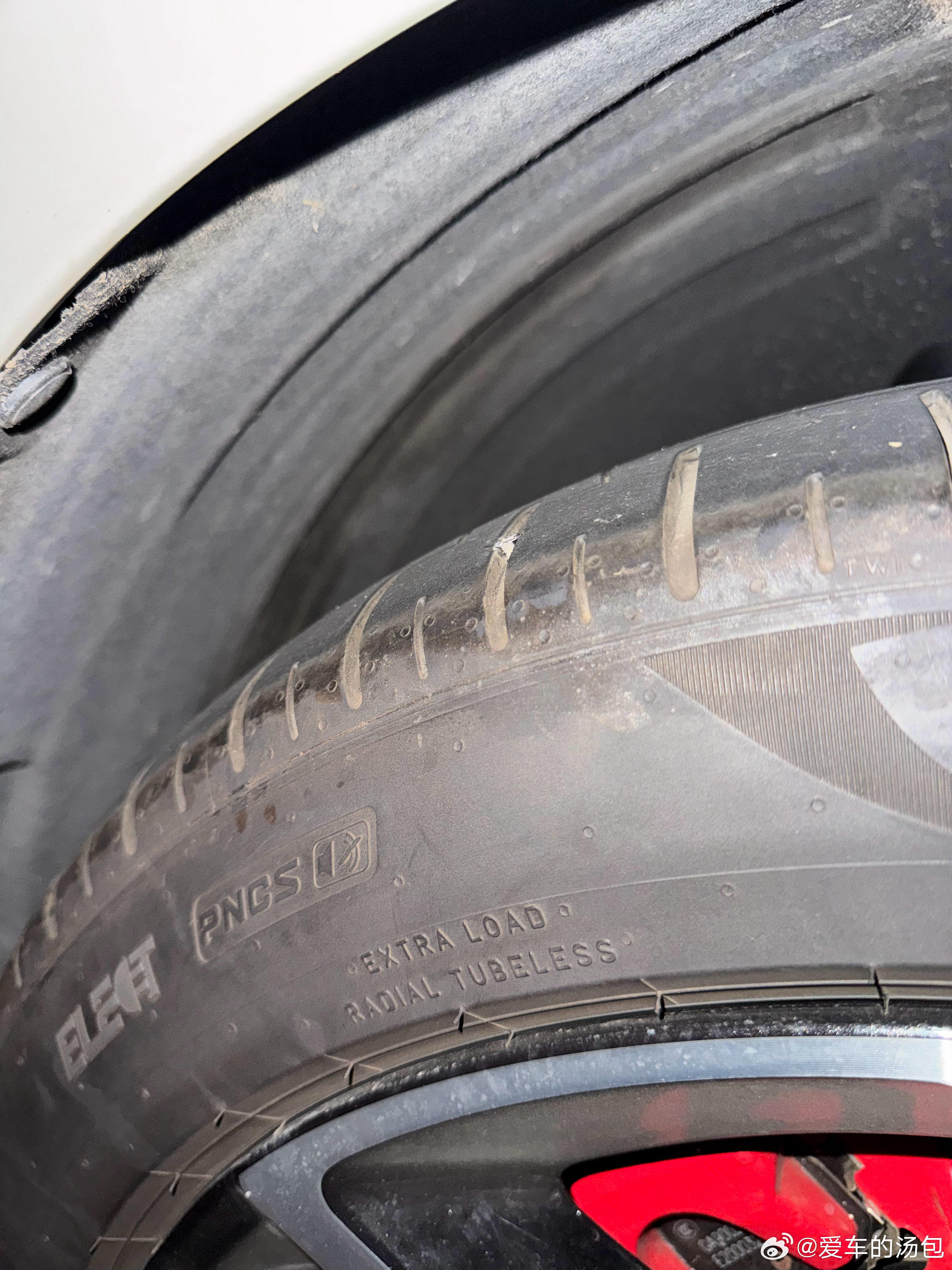 很好奇这种小钉子，是怎么竖直扎进去的呢