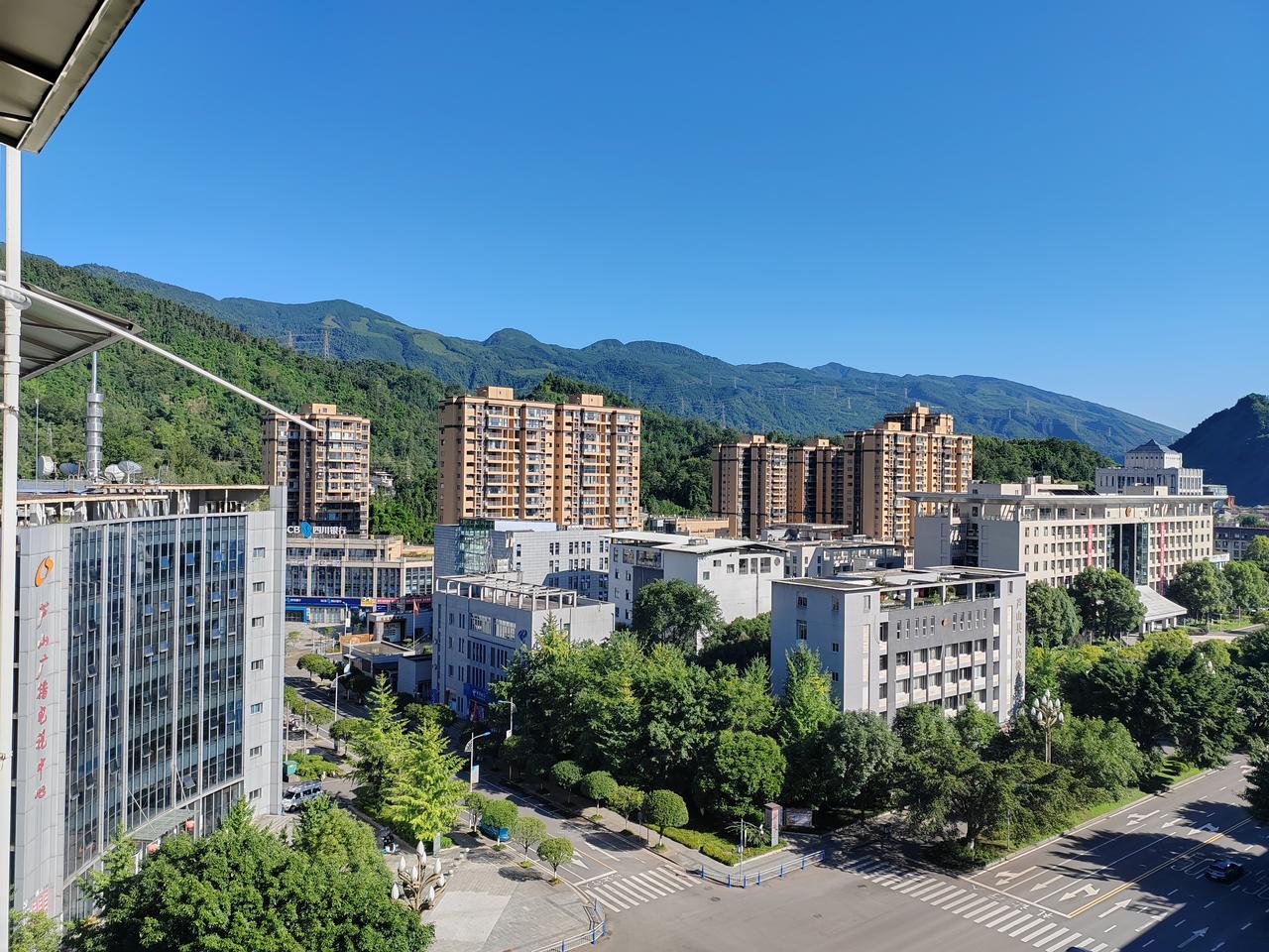 外面热浪滚滚，能不出门就不出门，凉快屋里最安逸。