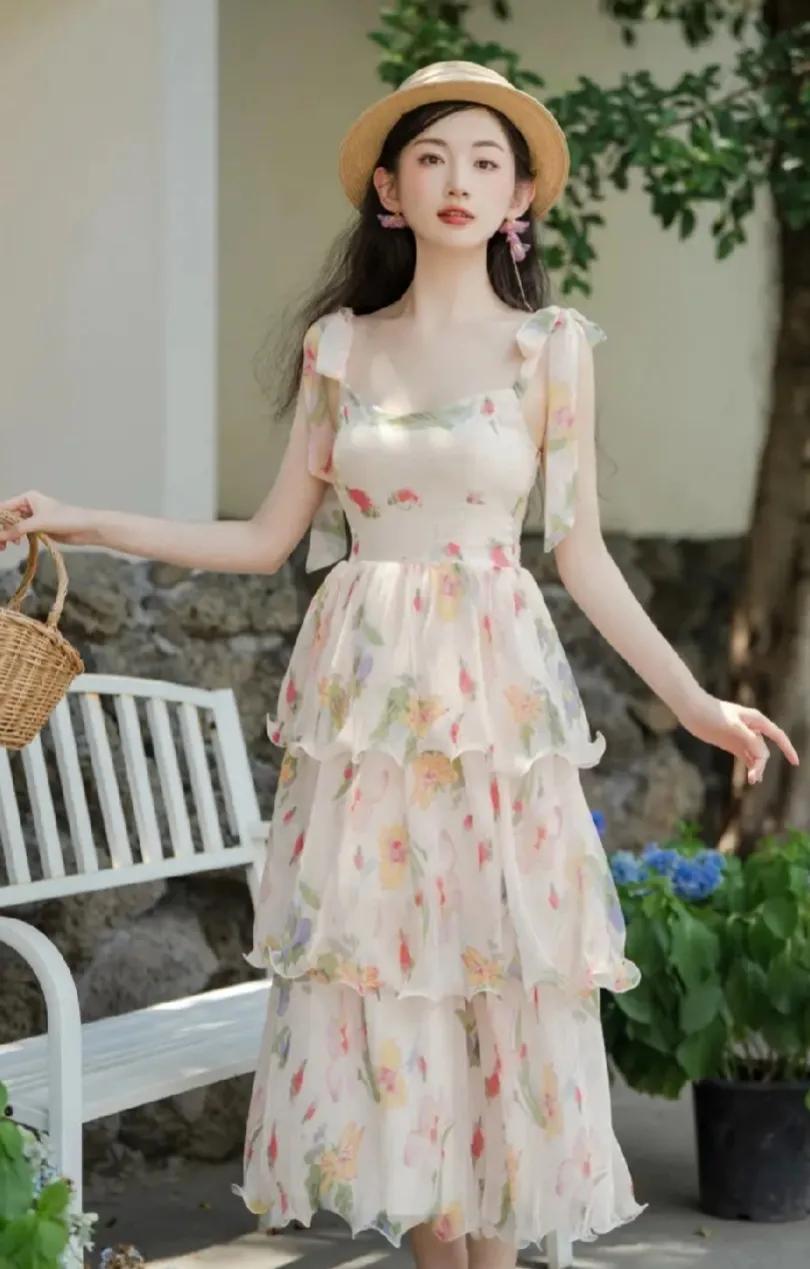 30岁的女人
夏天海边度假穿什么裙子好
喜欢穿碎花元素的美女
可以考虑一下这条碎