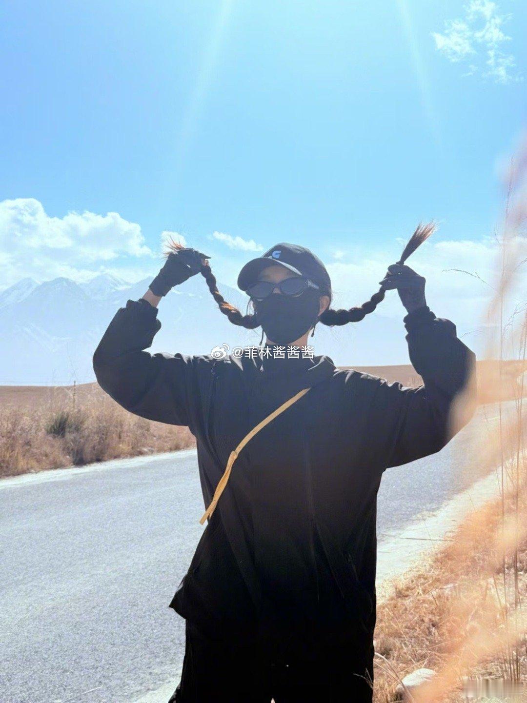 #杨幂和红旗合照##杨幂打卡新疆#来看看 ​​​