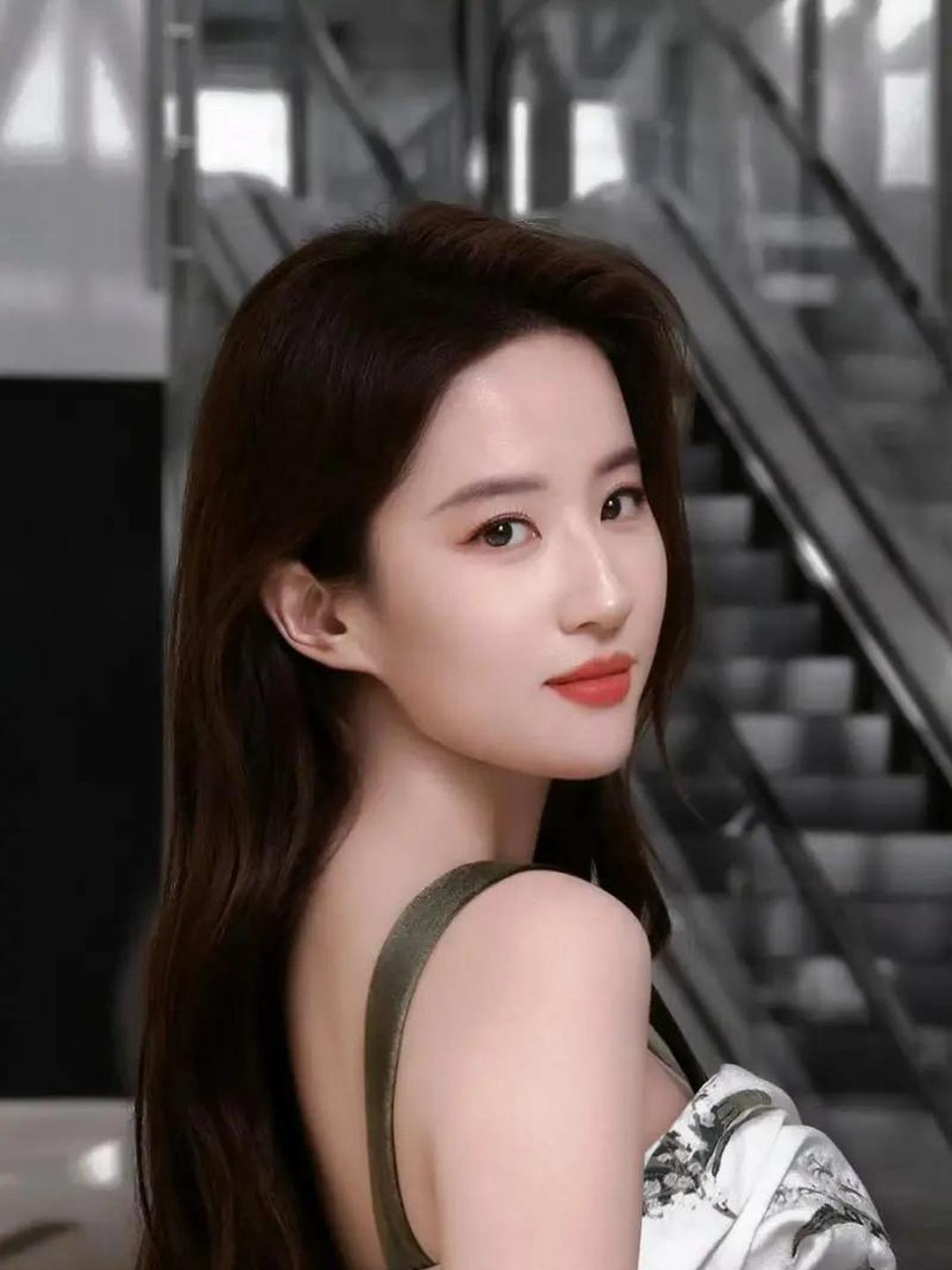 以三年时光为笔，精心雕琢《梦华录》、《有风》与《玫瑰》三部力作，拒绝浮躁，坚持等