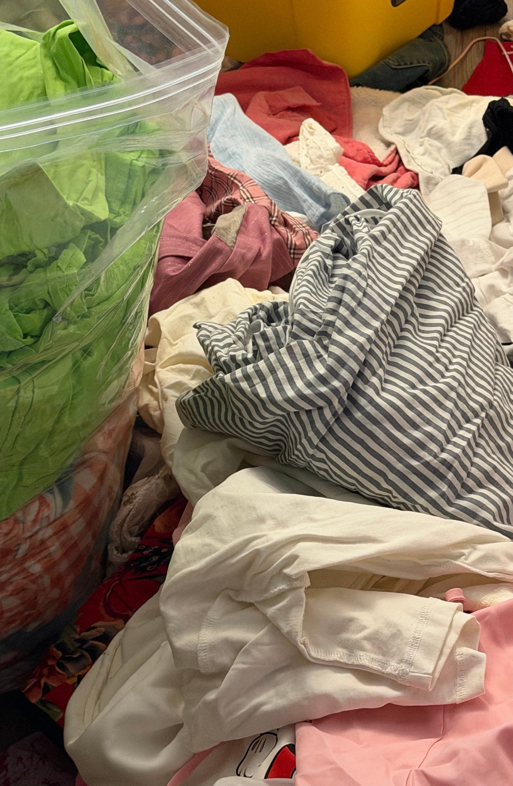 意外之喜收拾衣服收拾出来一个钉子戒指价值上万还有320块钱哈哈哈哈哈 