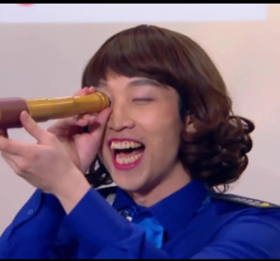 张海宇生于山东青岛，他因“青岛大姨”系列视频走红网络，后在《今夜百乐门》表现出色