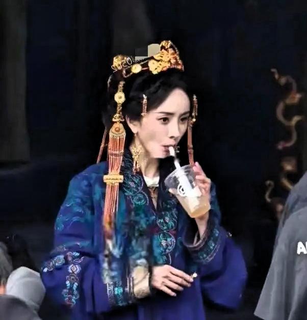 我承认，
看到杨幂喝咖啡的那一刻
我愣住了，想说一个这么有钱的大咖，怎么会喝这么