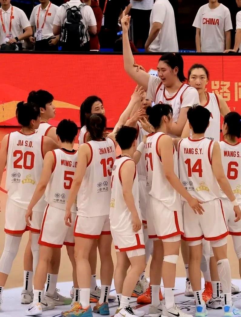 杨毅直播中，为张子宇的前景感到担忧。

杨毅说，姚明去NBA的时候是22岁，2.