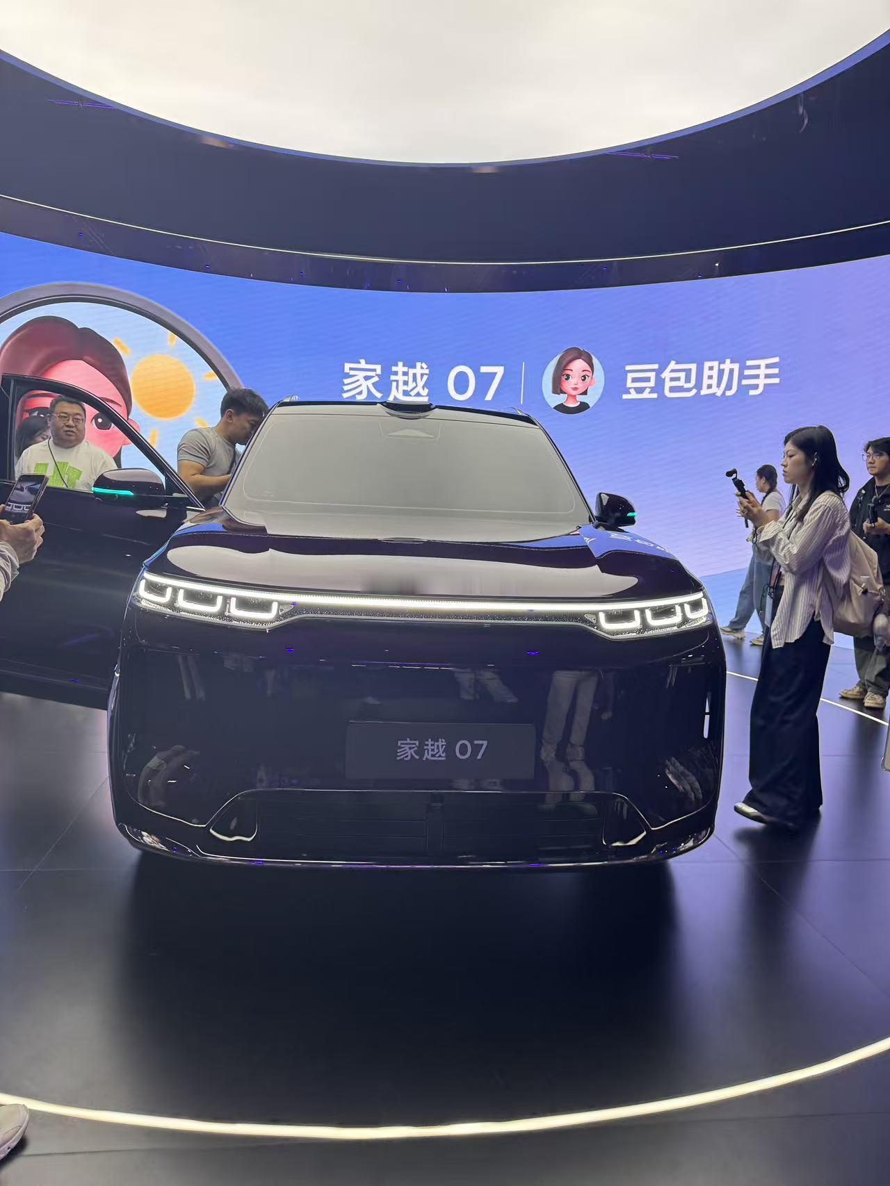 现在聊AI汽车，大家比的是谁的语音助手更像人。我却更关心另一件事：车买回家，AI