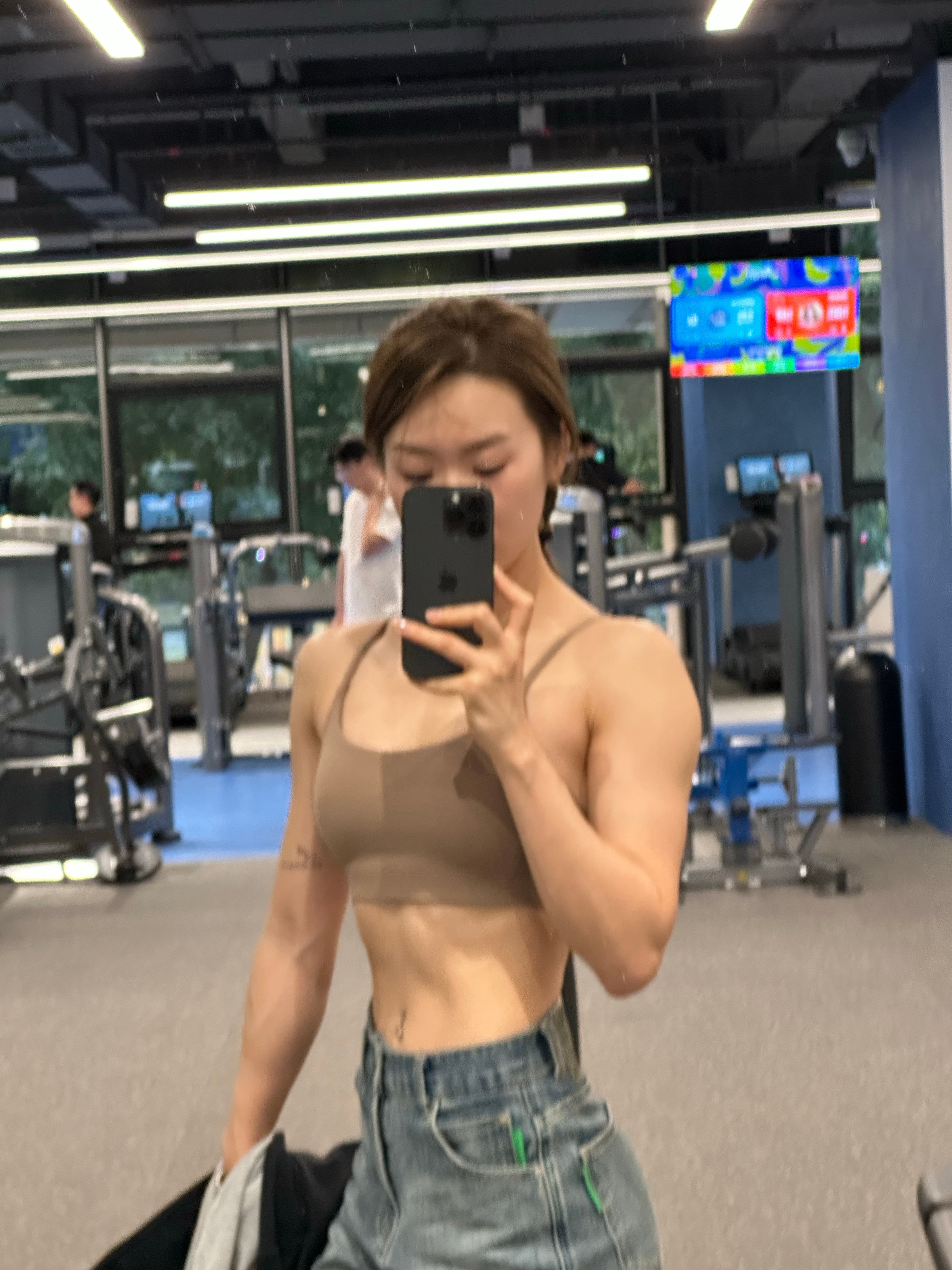 临时练个上肢，连裤子都没有不管了直接开练吧～ 