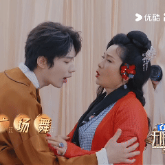 何赛飞问什么是年上姐姐无限超越班 吴添豪在何赛飞腿边的表白堪称小考场上的名场面。