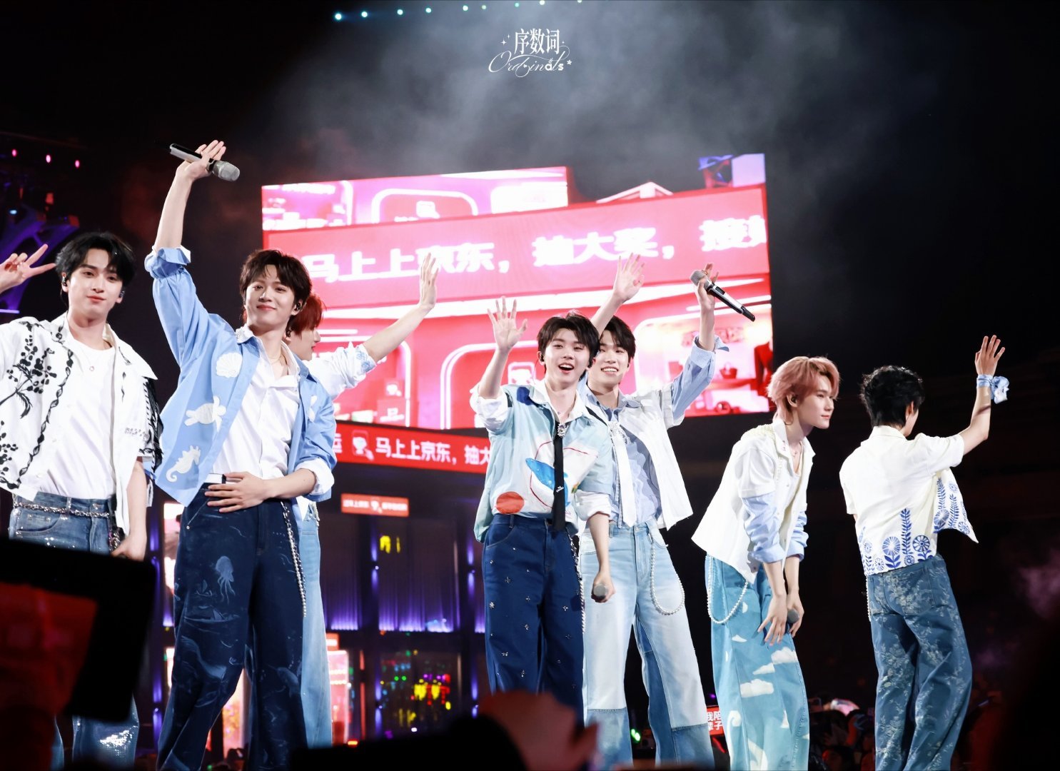 时代少年团黑白质感大片少年意气碰撞时尚魅力，新生血液传承时代经典。演绎色彩与艺术