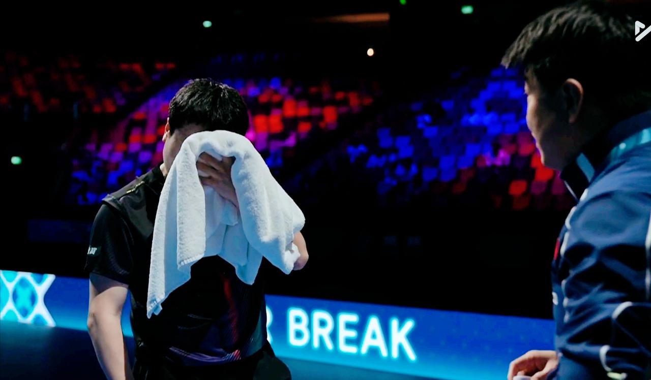 王皓急眼了，对着梁靖崑吼道：
你越打越保守，
越打手越紧，
能不能主动一点？
喊