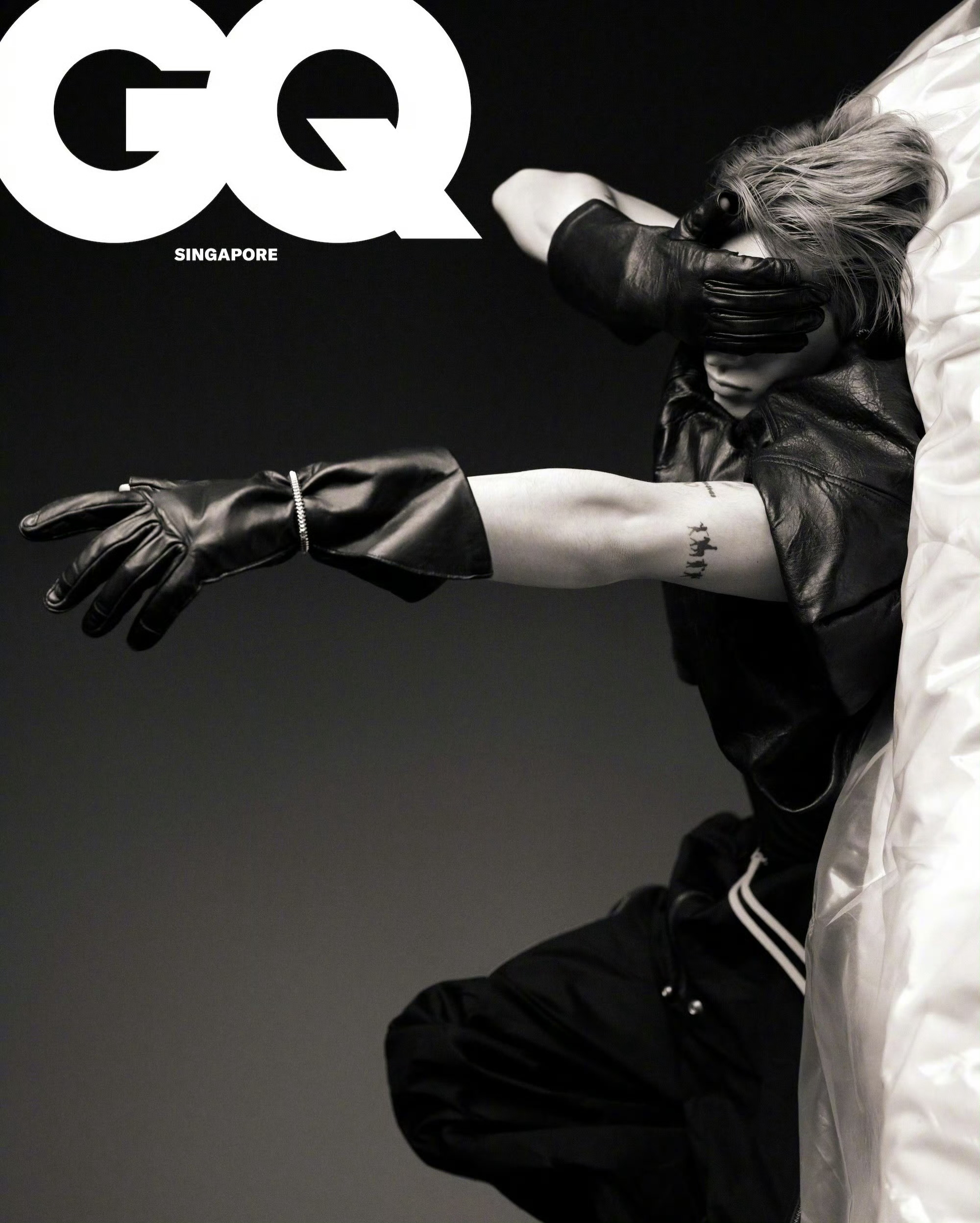 王嘉尔  GQ Singapore 新加坡版封面预告皮衣手套配Cartier珠宝