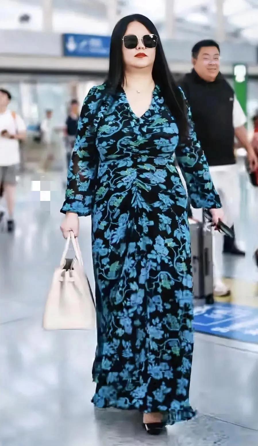 这就是贵妇本尊啊，
什么叫雍容华贵？
看李湘就知道了，大鹏应该请她演杨贵妃，本色