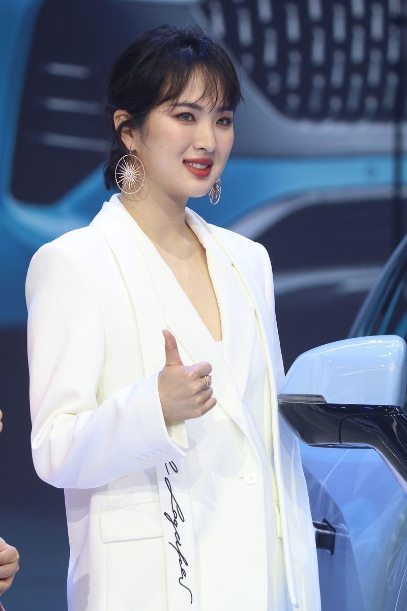 出席活动的姚安娜，原来是这样的！一身白色西服套装，洒脱干练，有种乡镇企业家的即视