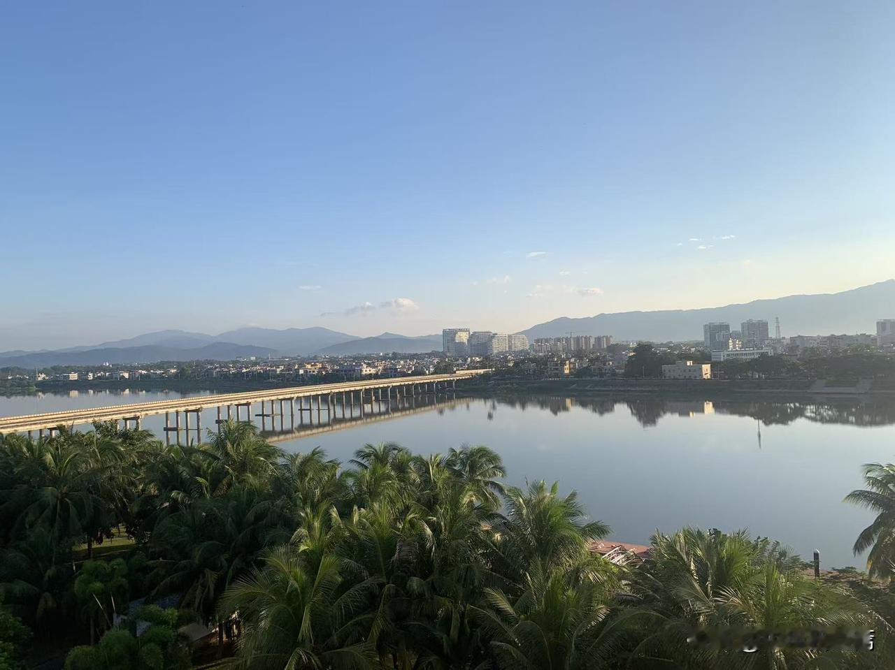 国泰民安，岁月绵长，祝祖国山河锦绣
 
十月金秋，清风浩荡，举国同庆华诞！站在万
