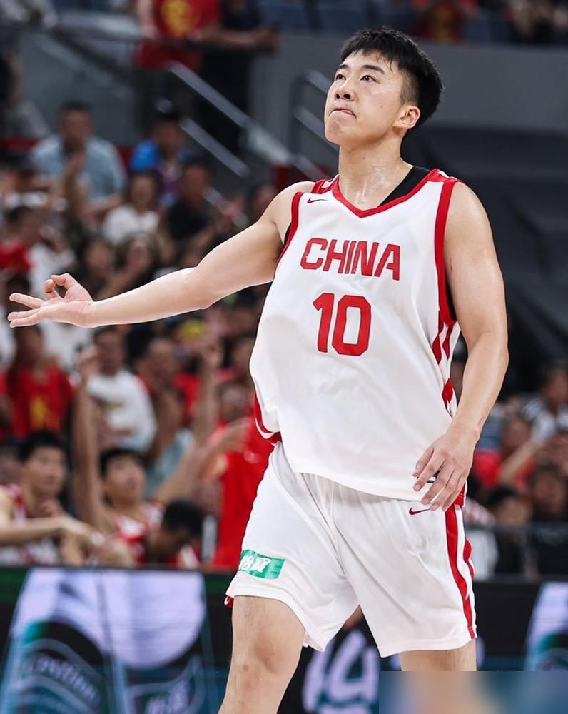 CBA季后赛，场均30.5分，11个助攻。

这就是林葳交出的数据。

有人说他