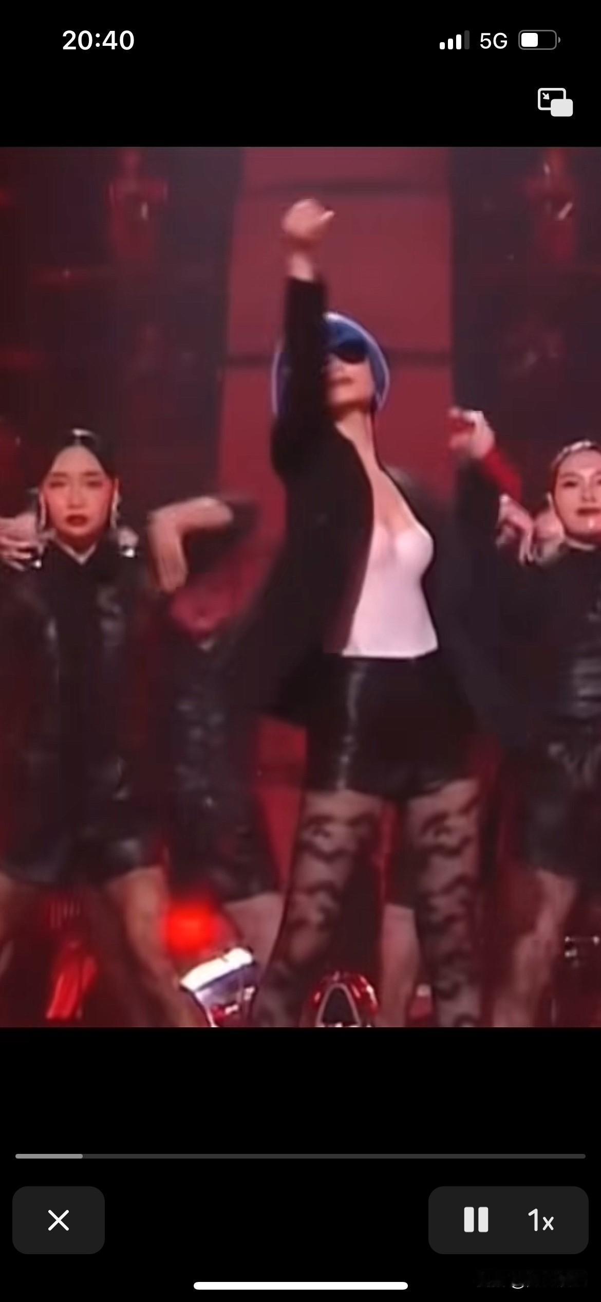 李宇春老师这次露得有点大啊，这个擦边球真的太养眼了，这个衣服一脱，胸前一露，舞台