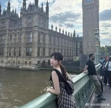 程潇伦敦街头随拍 回眸一笑尽显灵动气质 ​​​