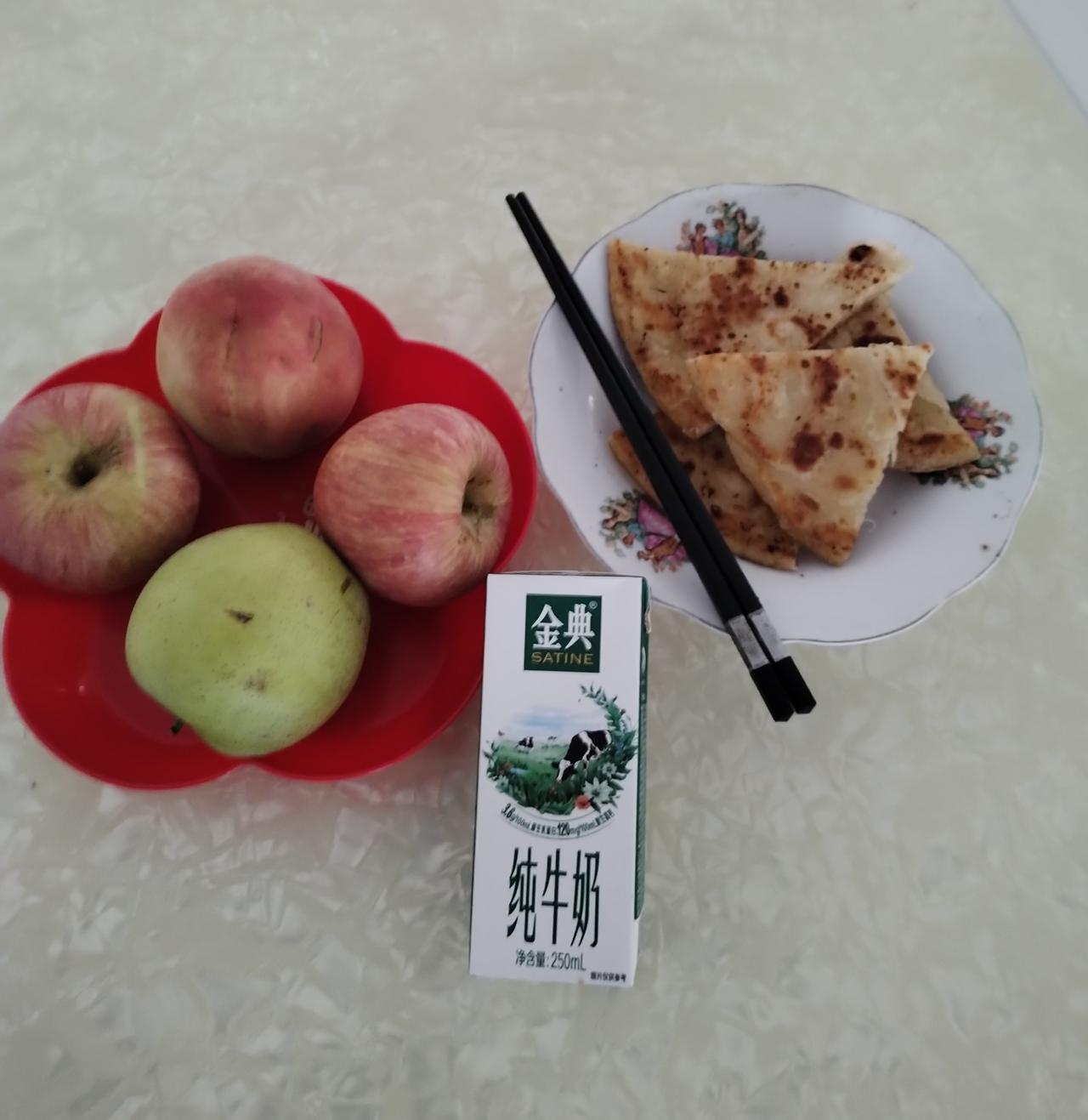 今天早晨去公园散步回来后，自己做的葱花油饼，炒一份青椒鸡蛋，配一盒金典纯牛奶和水