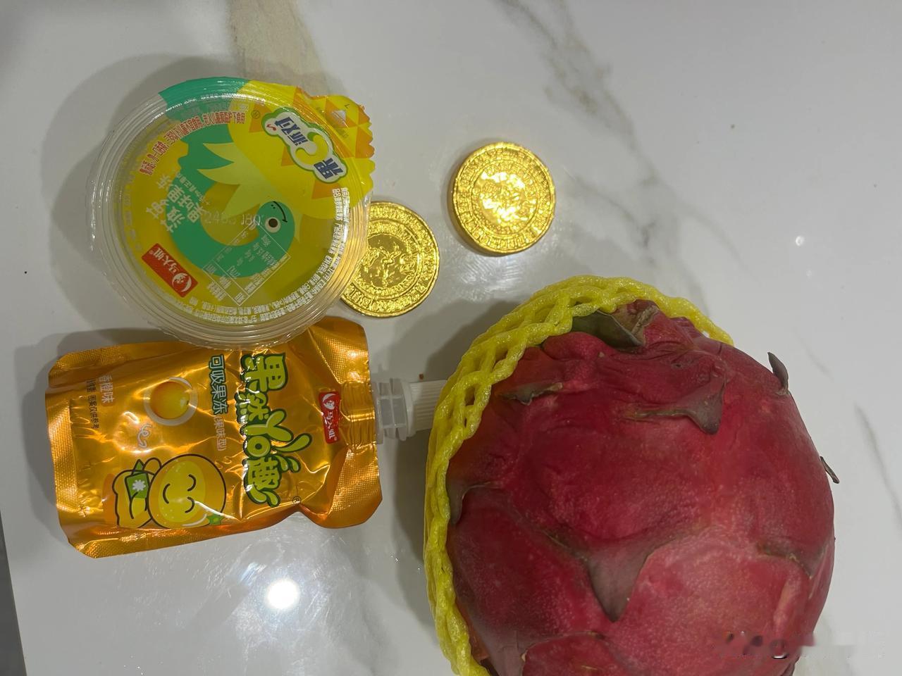 年近九旬的爷爷
给孙子的红包
火龙果
巧克力
果冻
手写《唐太宗百字箴言》
