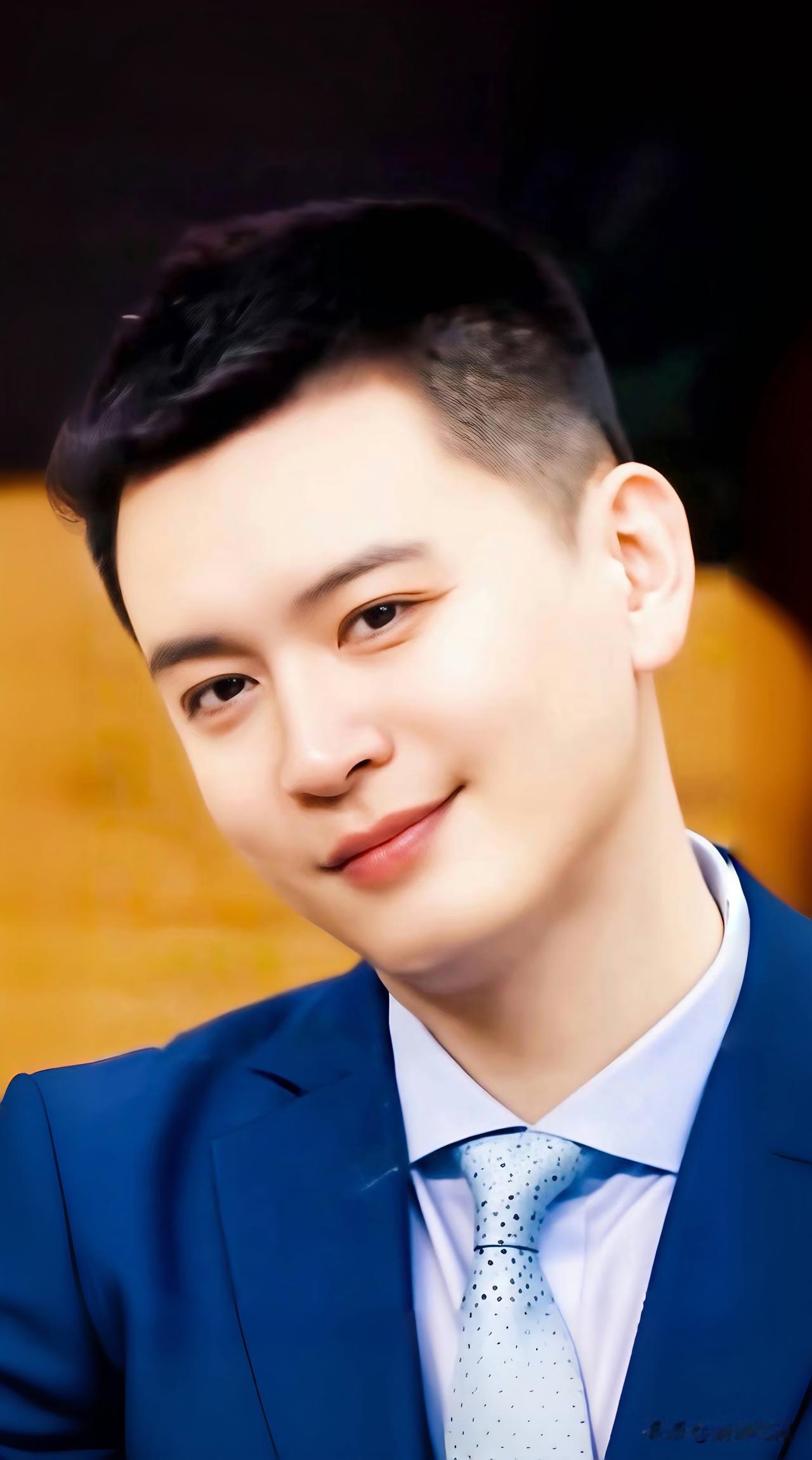 杨鸣，这位从赛场走向解说席的儒雅绅士，用他的专业、真诚与魅力，重新定义了篮球解说