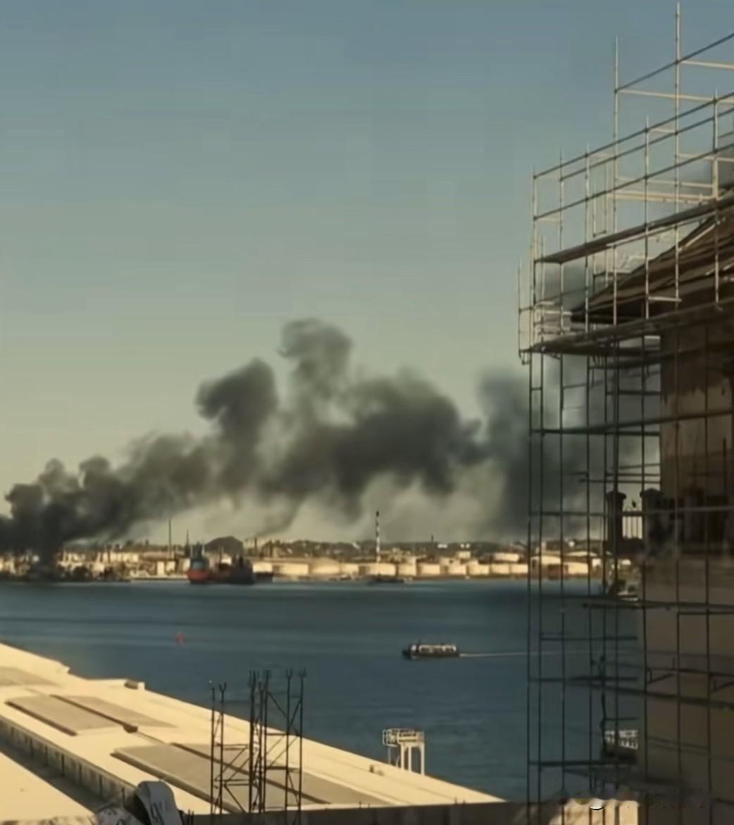 当地时间2月13日，古巴最大，最核心的炼油厂，位于首都哈瓦那的尼科·洛佩斯炼油厂