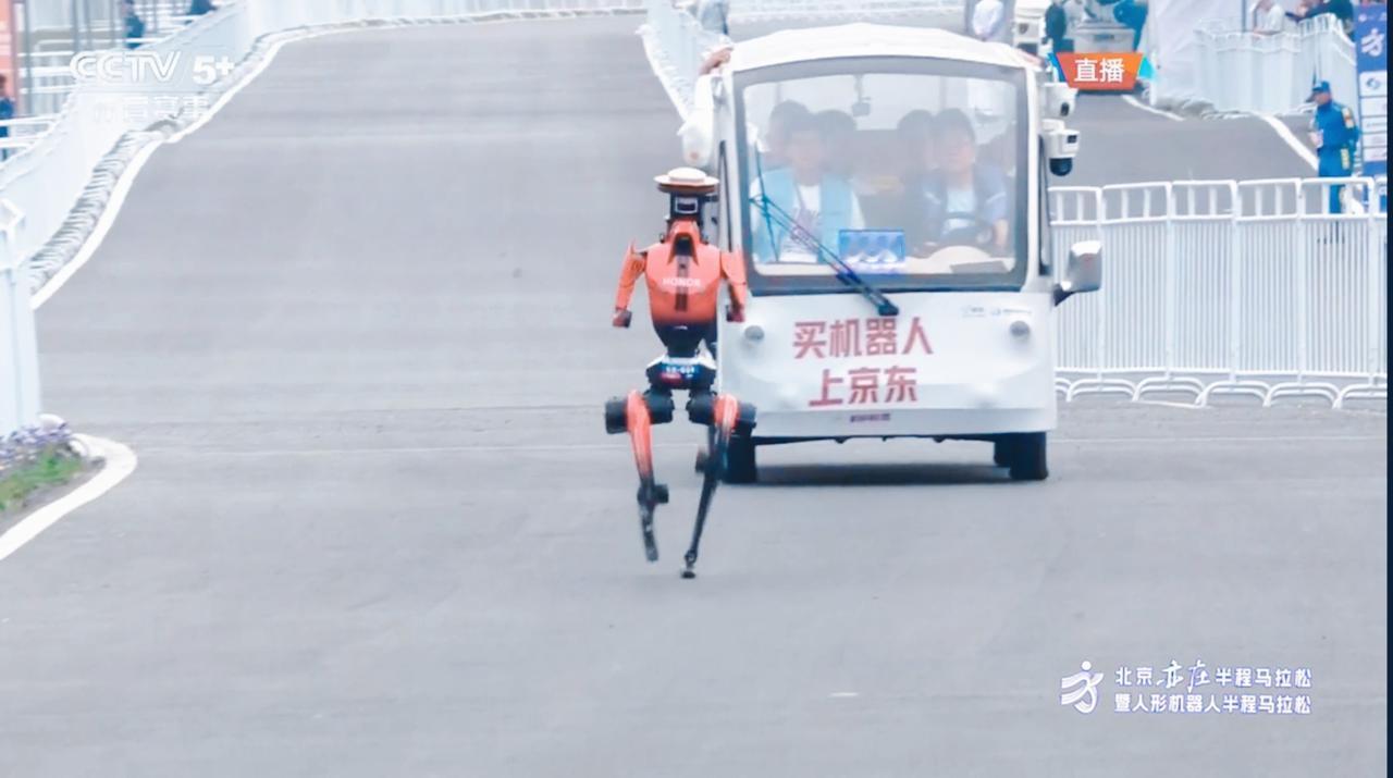 荣耀公司“闪电”机器人，拿下马拉松冠军

2026年4月19号，北京亦庄办了场特