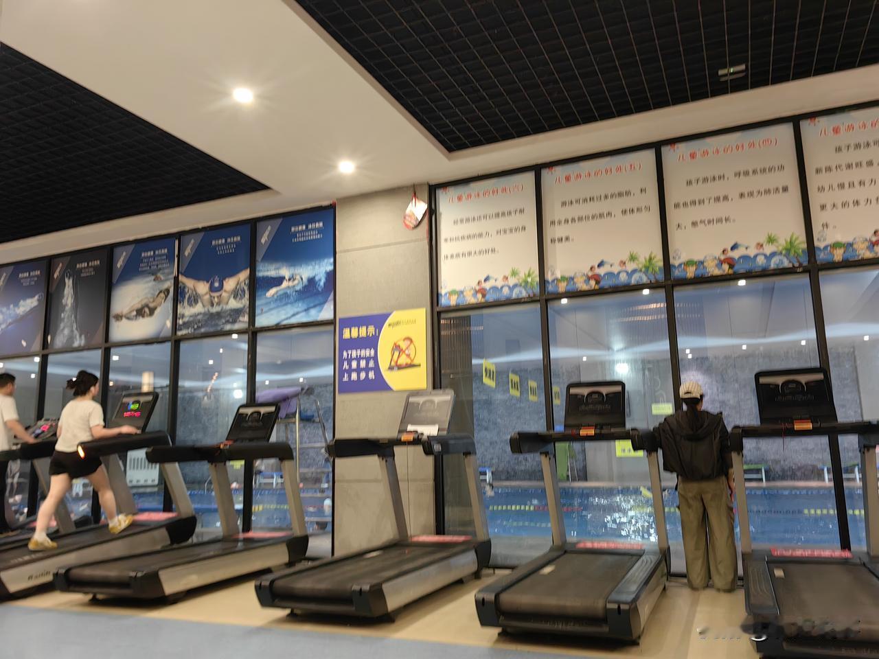 你要是有腰间盘突出症，你真的可以试试游泳锻炼的。

我腰突几年了，什么方法都用完