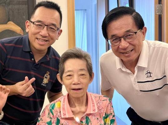 陈水扁之子陈致中11日在社群平台发出与父母陈水扁、吴淑珍的合照，吴脸庞消瘦，面前