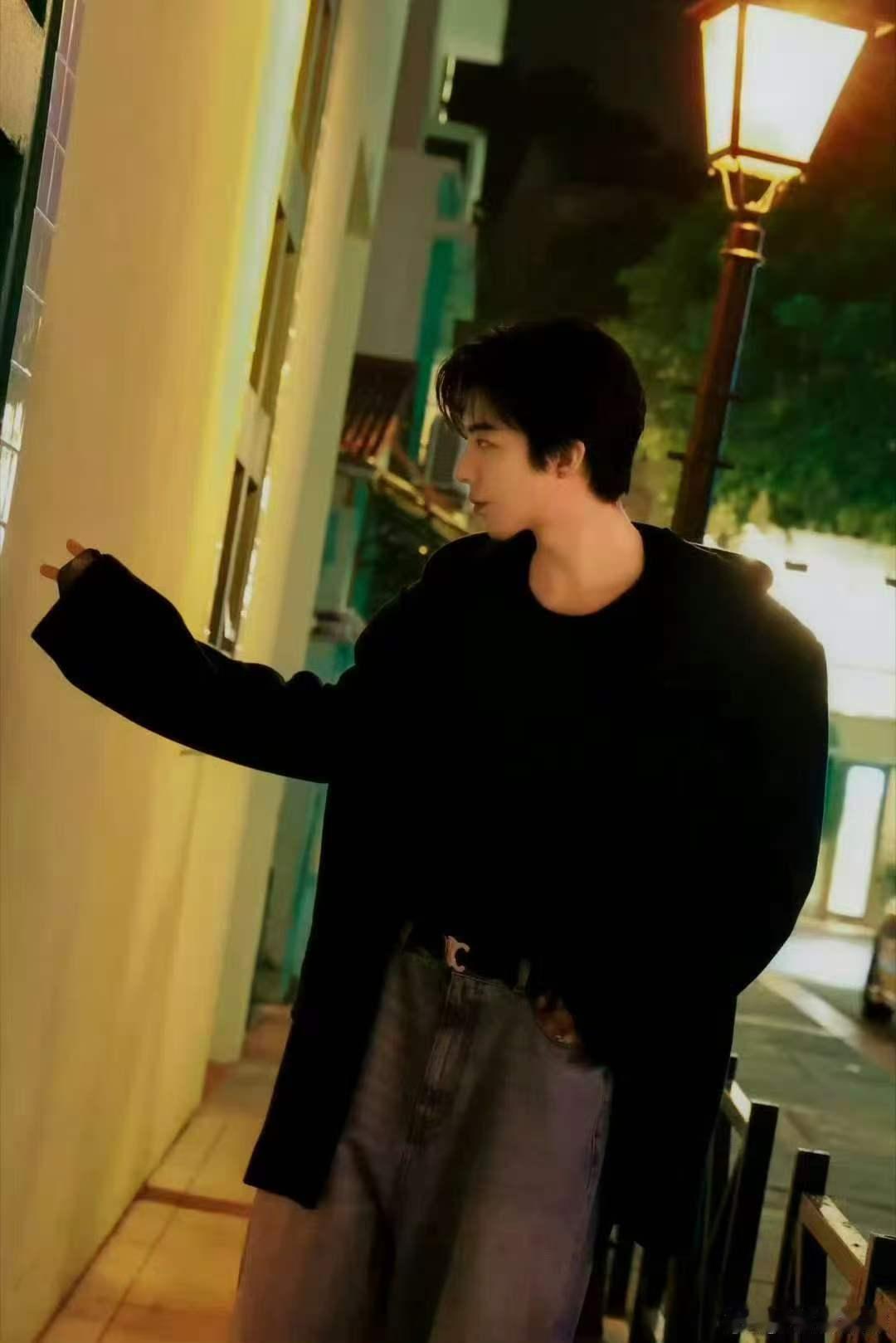 刘宇宁一场直播上十八般才艺 内娱直播治愈范本！腊八这天，他用歌声、厨艺、即兴表演