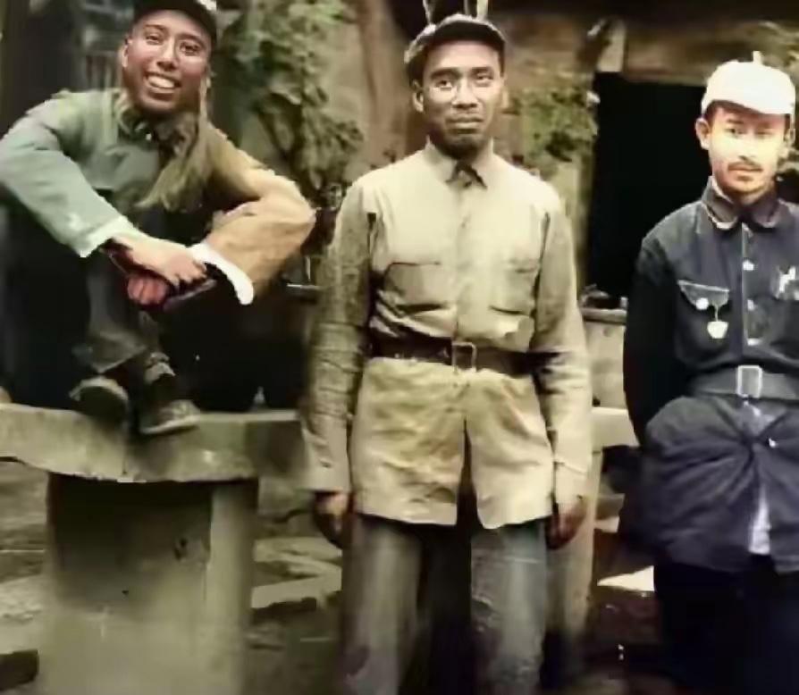 我敢说，这张照片里，如果你认出了，这三位开国元勋，我打赌，你一定是历史教科书！不
