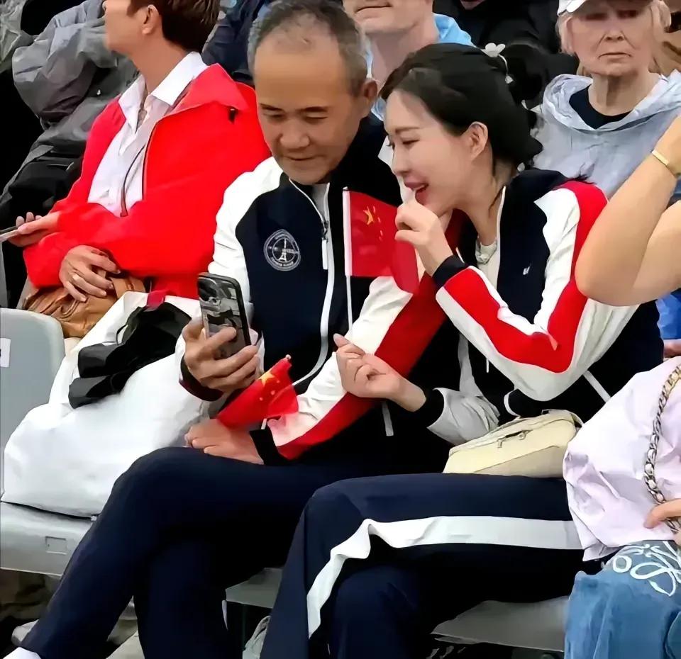 他俩纯粹是王八对绿豆对上眼了，没什么般配不般配的，人家相互喜欢就行！