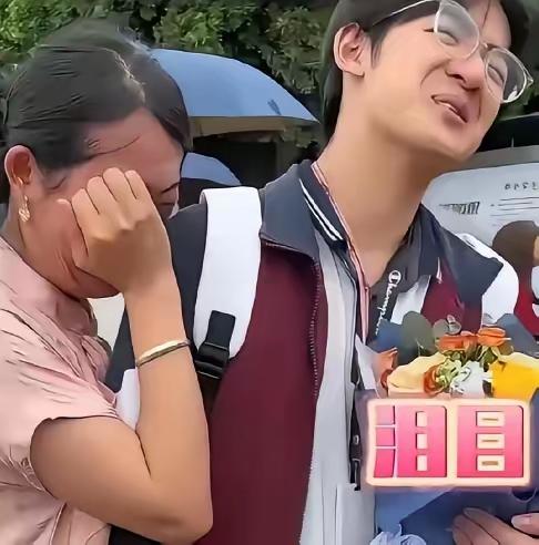 “3岁没了妈，爸爸转头娶了后妈生了弟弟，他被小姨领走那天就再也没有回过那个家。1