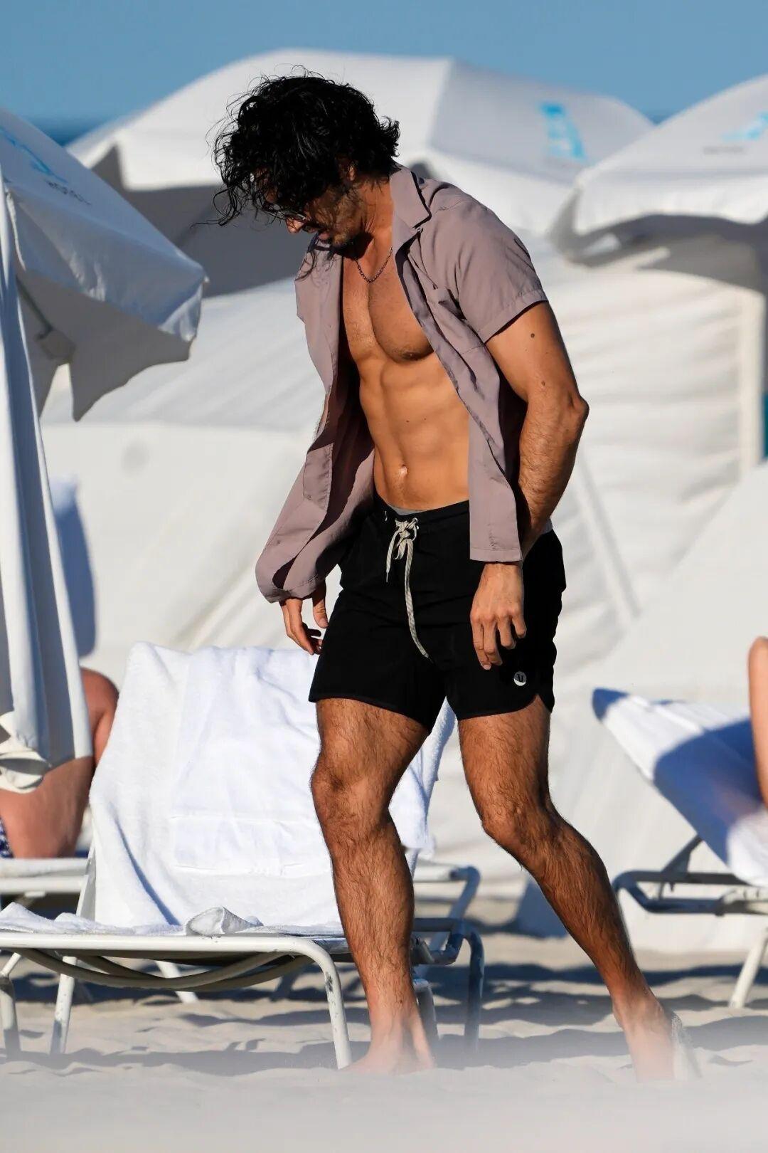 Taylor Zakhar Perez 在迈阿密海滩，感觉又瘦了！
他还是很好看