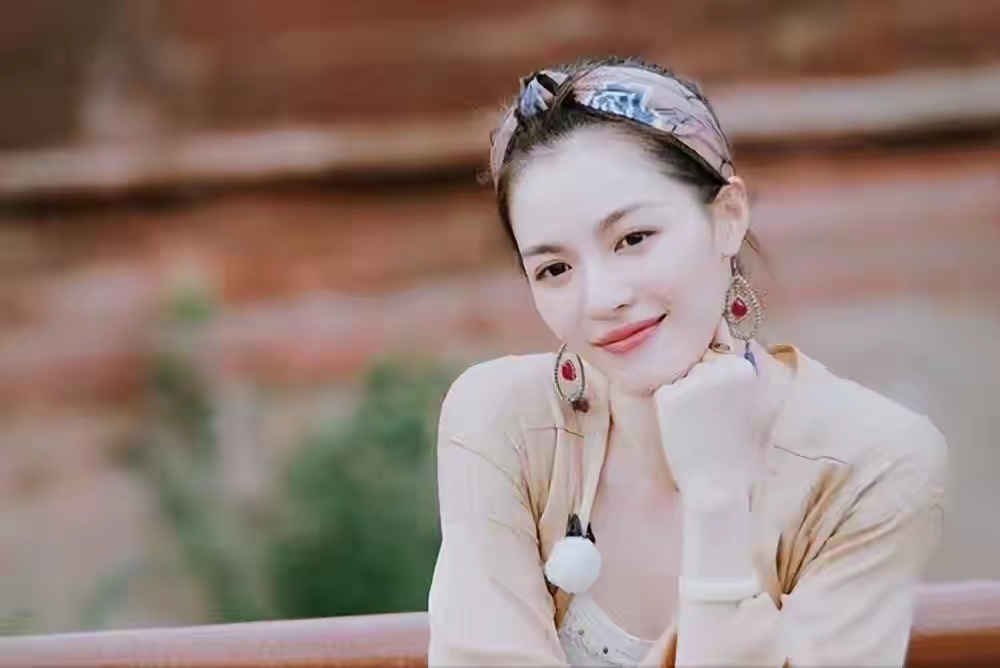 她被冯小刚捧红，成龙接着捧，洪金宝等着捧，为啥大佬都偏爱她？ 