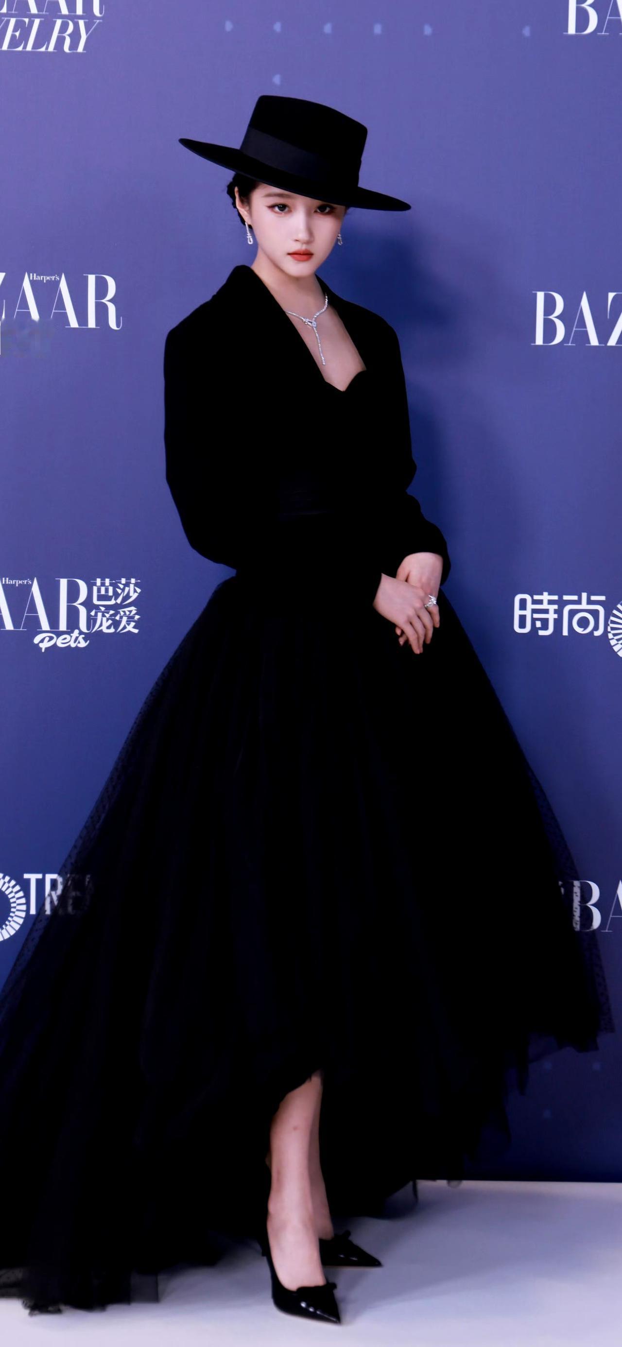 晒图笔记大赛关晓彤展现身材的打扮有哪些? 高清全屏美图壁纸分享 关晓彤 
关晓彤