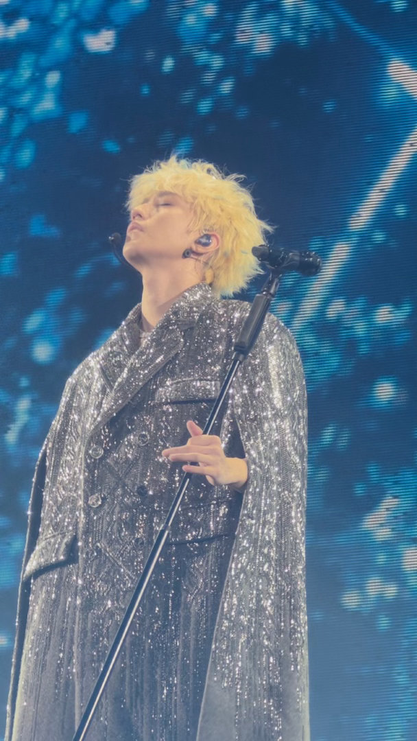 谁教王俊凯这样跪着唱情歌的原本平平淡淡的抒情曲目，依靠独特的舞台动作收获超高热度