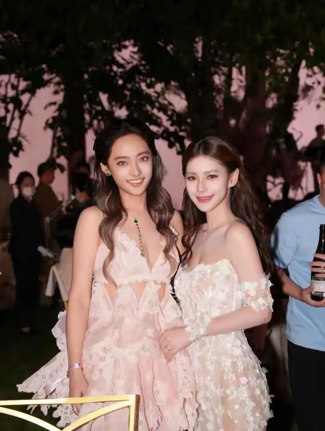 马筱梅婚礼上这位伴娘实在吸睛！颜值超高，眉眼间皆是灵动与柔美，往那儿一站便是大美