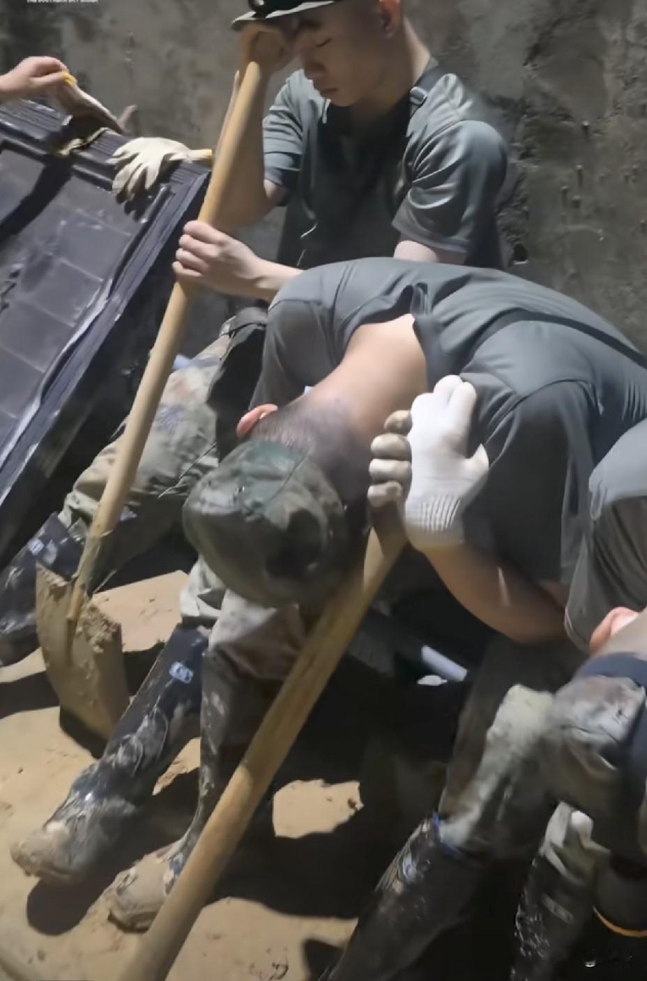 南部空军官兵奋战清淤排涝，就地而眠，一身泥水护万家平安！
 
灾情发生的第一时间